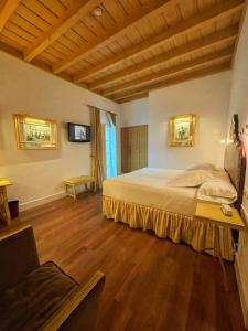 科尔多瓦科尔多瓦犹太人之家酒店的一间卧室设有一张大床,铺有木地板。