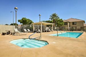 梅斯基特Mesquite Desert Retreat Near Golf and Casinos!的一个带滑梯和野餐桌的游泳池