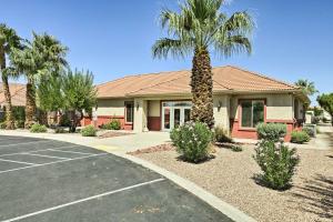 梅斯基特Mesquite Desert Retreat Near Golf and Casinos!的停车场前有棕榈树的建筑