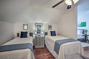 新奥尔良New Orleans Condo - Walk to Downtown!的一间卧室配有两张床和吊扇