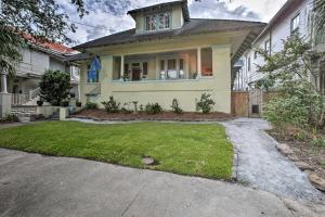 新奥尔良New Orleans Condo - Walk to Downtown!的一座带草地庭院的大型黄色房屋