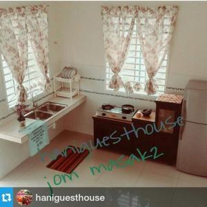 马六甲Hani Guest House Big House的一间带水槽和冰箱的小厨房