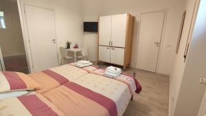 阿萨哥Assago Forum 12的一间小卧室,配有两张床和一张桌子