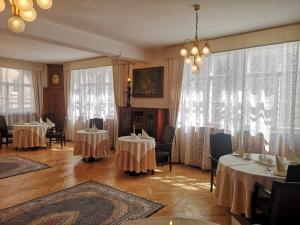 黑林山区圣格奥尔根Hotel Adler的用餐室设有2张桌子和椅子以及窗户。