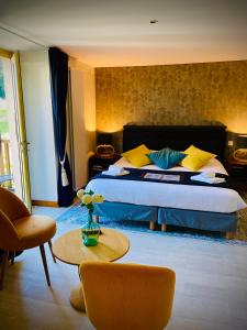 波利尼杜穆林瓦雷欢乐酒店的一间卧室配有一张特大号床和一张桌子