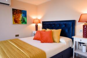 斯利马Seafront Duplex Penthouse的一间卧室配有带橙色和黄色枕头的床