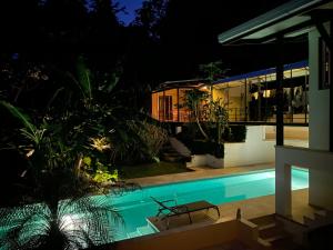蒙特苏马Jungle Villa copa de árbol, oceanview, infinity的一座晚上设有游泳池的房子