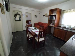 圣胡安Nuestro Crepúsculo的厨房以及带桌子和沙发的客厅。