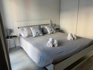格拉纳达Apartamento nuevo, 3 dormitorios con terraza的一间卧室配有带3个枕头的床