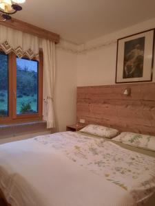 DamtschachChalet Damtschach的一间卧室设有一张大床和一个窗户。