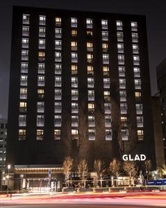 首尔GLAD Yeouido的前方街道高耸的建筑