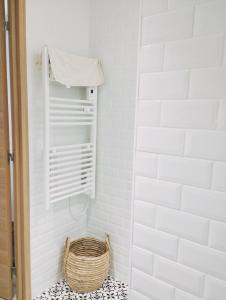 沙勒维尔-梅济耶尔La suite d'Arches的铺有瓷砖地板,设有带篮子的浴室