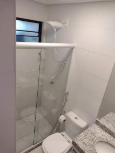 伊塔齐米林Itacimirim - Duplex Aconchegante, Pé na Areia的带淋浴和卫生间的白色浴室