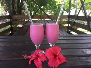 帕佩托艾Fare To'erau & Mara'amu的木凳上坐着两杯粉红色饮料