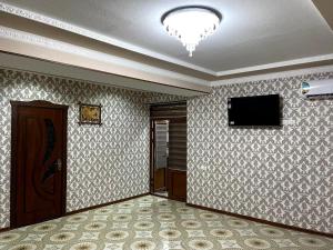 撒马尔罕Hotel Mohina的一间带电视和门的客厅