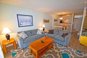 大洋城Harbour Bay 19的客厅配有沙发和桌子