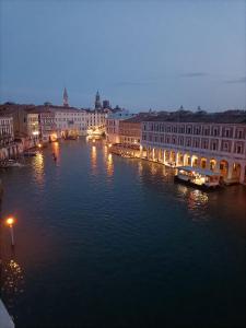 威尼斯罗坎达爱桑蒂阿帕斯托利酒店的享有河流、建筑和城市的景色