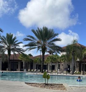 达文波特4159 -Private Pool&Spa at Resort-slides的一座楼前棕榈树游泳池