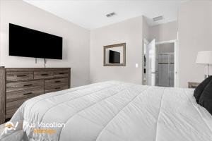 达文波特4159 -Private Pool&Spa at Resort-slides的白色卧室设有一张大床和一台平面电视。