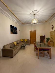 拉巴特Dar Ayoub的客厅配有沙发和桌子