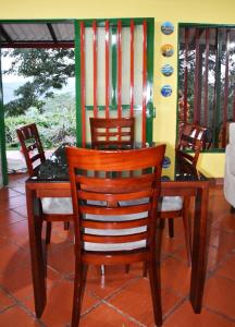 瓜杜阿斯Casa Campestre Villa del Lago的餐桌、桌椅和桌椅