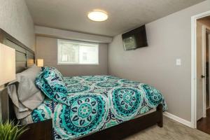 堪萨斯城HOLLY FIRST FLOOR 2 King Beds的一间卧室配有一张带蓝色和白色棉被的床