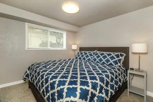堪萨斯城HOLLY SECOND FLOOR 2 King Beds的卧室配有蓝色和白色的床和窗户。