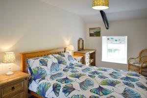 卡斯尔敦可诺达格度假屋的一间卧室配有一张带蓝色和白色棉被的床
