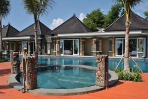 SiyutRoom in Villa - Kori Maharani Villas - Suite Lagoon 3的别墅前设有游泳池
