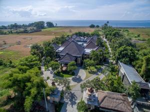 SiyutRoom in Villa - Kori Maharani Villas - Suite Lagoon 3的背景中海洋的房屋的空中景观