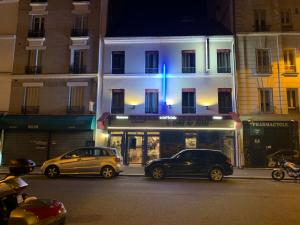 巴黎达芬奇II酒店的两辆汽车晚上停在大楼前