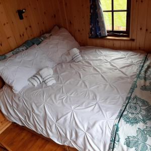 克雷文阿姆斯Eco Accommodation Cornflower的窗户客房内的一张大白色床