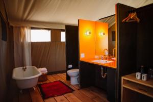 马尔法El Cosmico的带浴缸、盥洗盆和卫生间的浴室