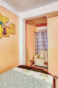 杜阿拉Beautiful- 1 Bedroom Apartment - Parking on site的配有一张床和一把椅子的酒店客房