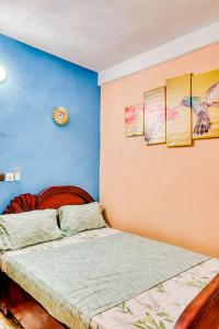 杜阿拉Beautiful- 1 Bedroom Apartment - Parking on site的一间卧室设有一张床和蓝色的墙壁