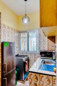 杜阿拉Beautiful- 1 Bedroom Apartment - Parking on site的厨房配有不锈钢冰箱和水槽
