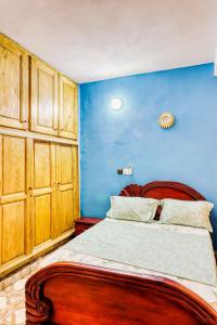 杜阿拉Beautiful- 1 Bedroom Apartment - Parking on site的一间卧室配有一张蓝色墙壁的床