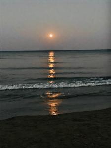 皮拉GRACE HOUSE的日落在海滩上与大海