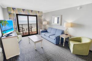 默特尔比奇Oceanfront 3BR/2BA, Ocean Reef, Waterpark的客厅配有蓝色的沙发和电视