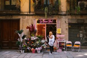 巴塞罗那Sonder Paseo de Gracia的站在花店前的女人