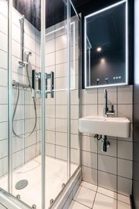 巴黎Graphik Montparnasse的带淋浴和盥洗盆的浴室