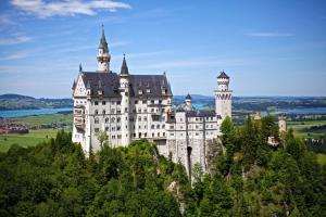 慕尼黑elaya hotel munich city的一座树冠茂密的山顶上的城堡