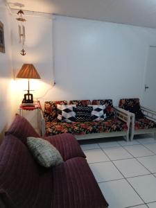 托雷斯Casa da Cal的带沙发和台灯的客厅