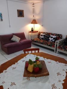 托雷斯Casa da Cal的客厅配有一张桌子上的水果盘