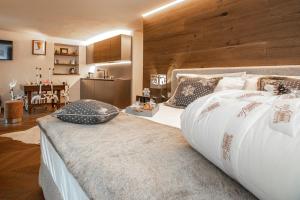 库马约尔MAISON IDA的一间卧室设有一张带木墙的大床