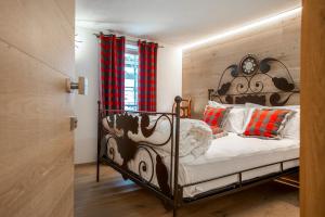 库马约尔MAISON IDA的一间卧室配有床和红色窗帘