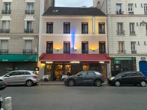 巴黎达芬奇II酒店的停在大楼前的一组汽车