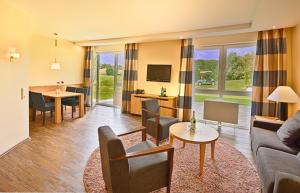 艾托弗西格股份有限公司古特汉肯霍夫高尔夫度假酒店的客厅配有沙发和桌子