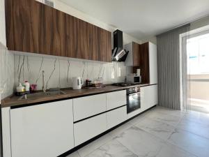 文尼察Квартира люкс на Подолье的厨房配有白色橱柜和台面