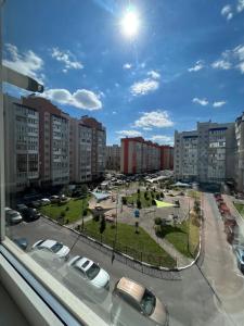 文尼察Квартира люкс на Подолье的从停车场的窗户上可欣赏到风景